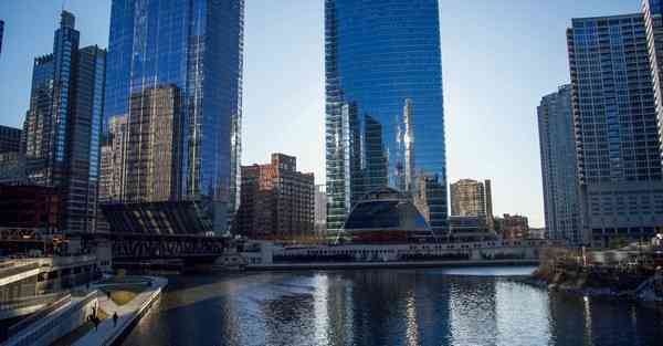 盒马智能机器人餐厅 传统餐饮的瓶颈集中在人效和坪效