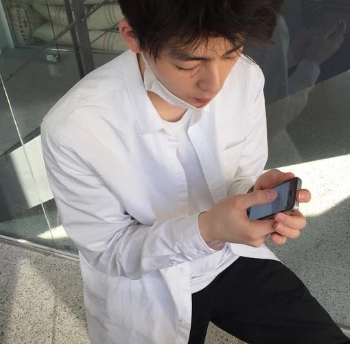 房琛霄旭